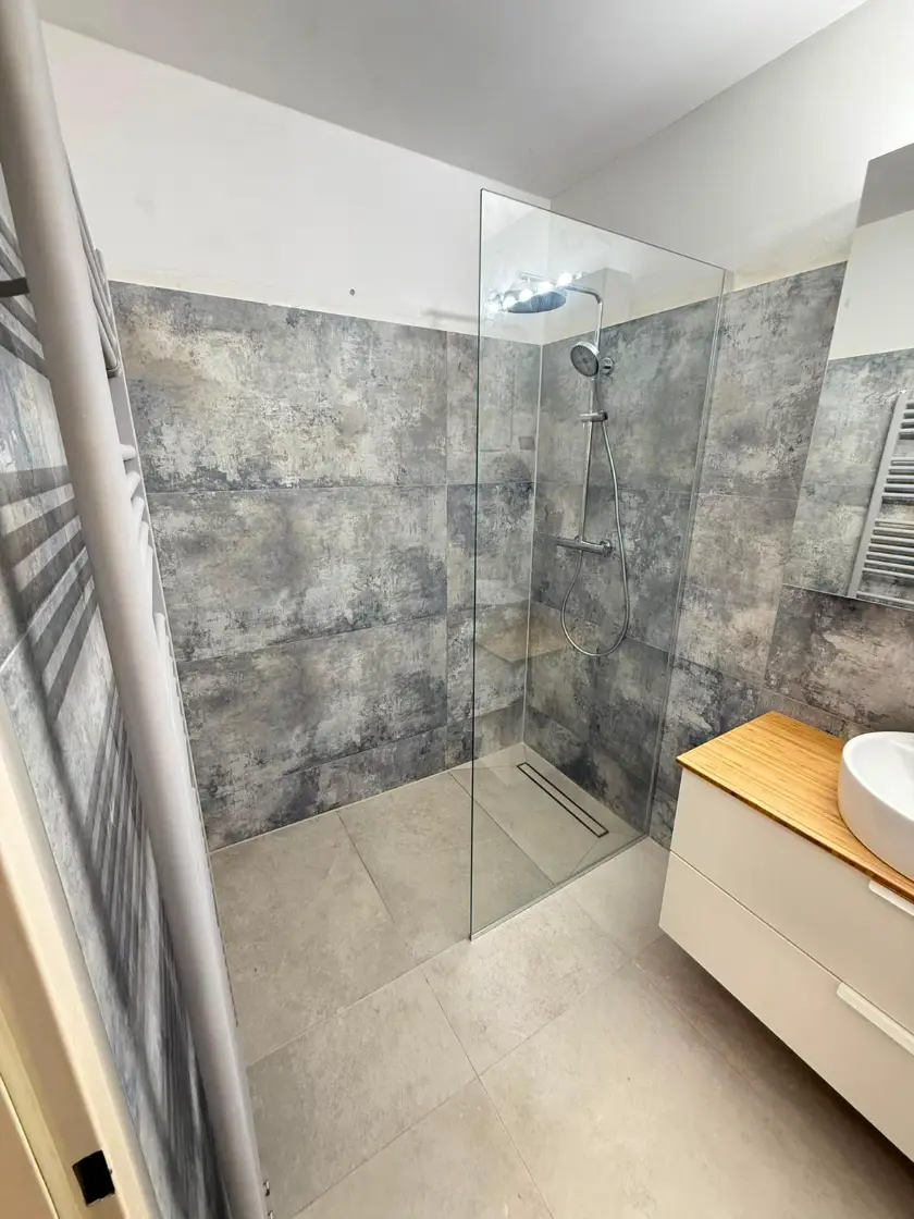 Saniertes Bad mit Walk-in-Dusche und Waschtisch