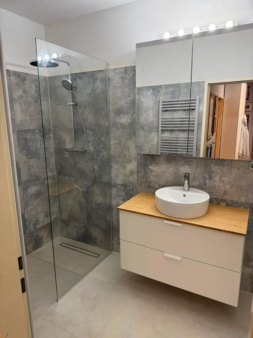 Saniertes Bad mit Walk-in-Dusche, Spiegelschrank und Waschtisch