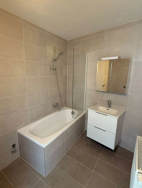 Modernes Badezimmer nach Renovierung durch Hochstern Installateur
